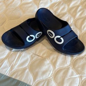 Oofos sandels, ever so slightly used, size US 5-7  uK 36